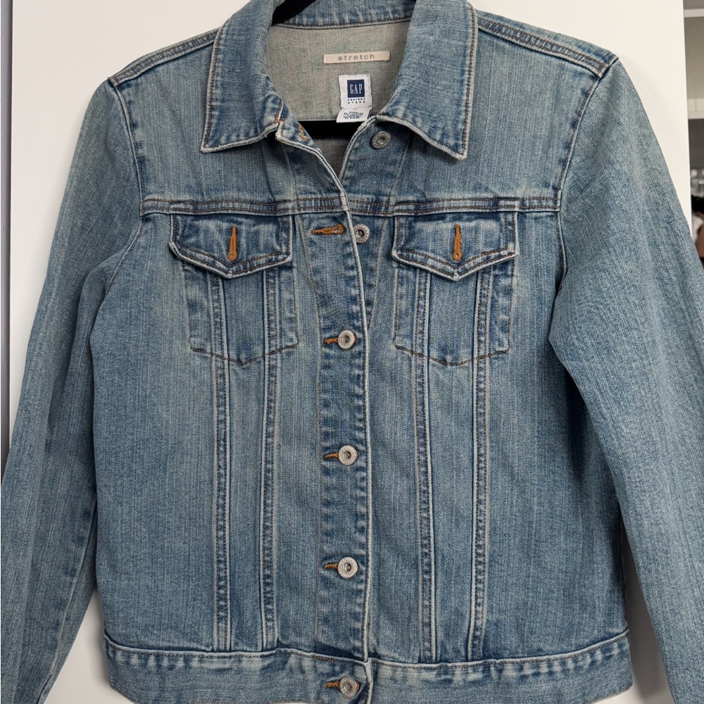 GAP Stretch Denim Jacket – Classic Light Wash size M